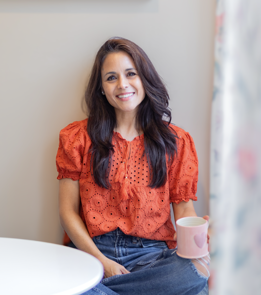 Jessica Pineda, professional bilingual Spanish and English voice over actress with a warm, friendly smile, specializing in commercial, narration, and eLearning voice over-located in Dothan, AL